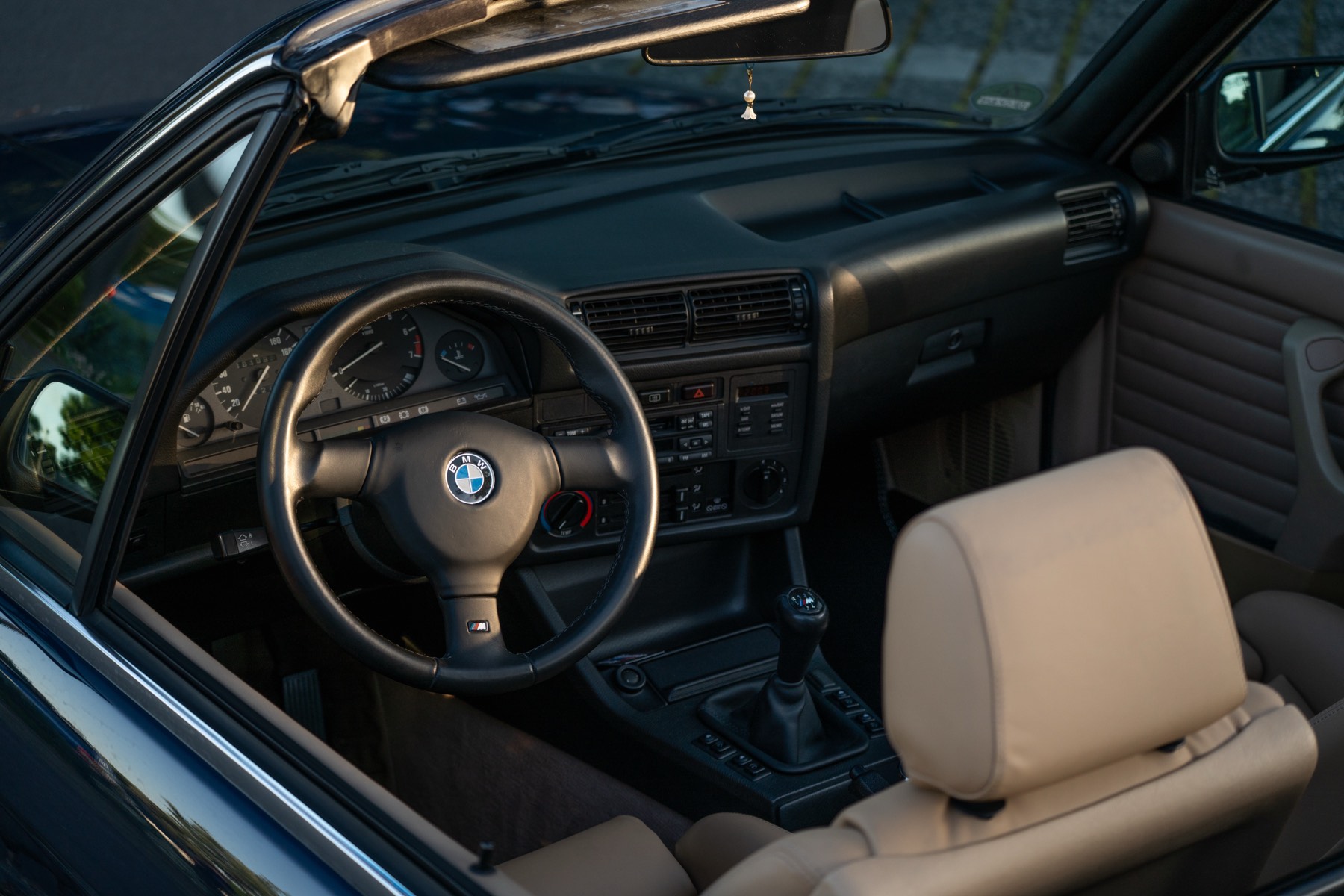 Innenraum eines BMW E30 Cabrio mit beigem Leder