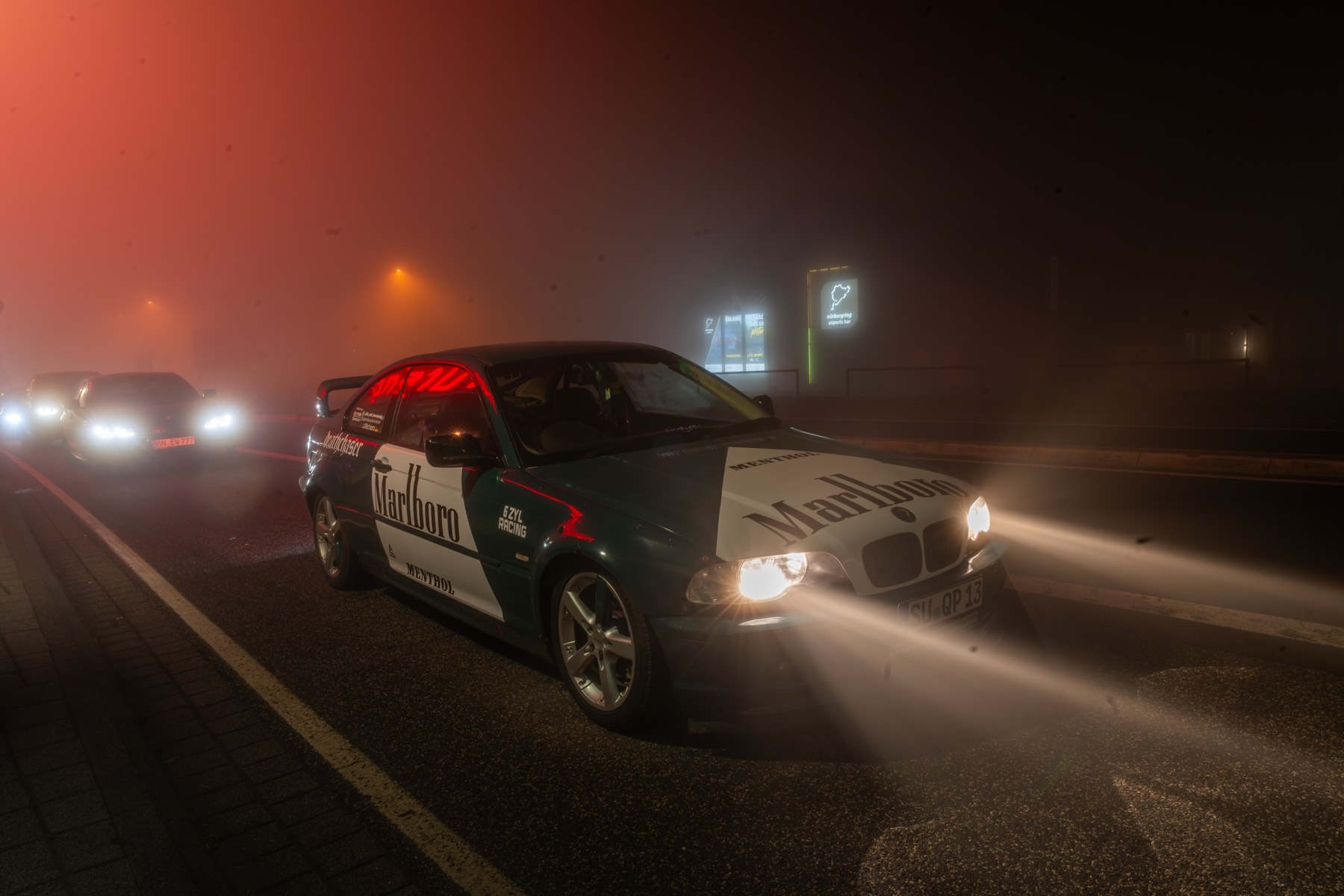BMW E46 mit Breitbau nachts im Nebel am Nürburgring