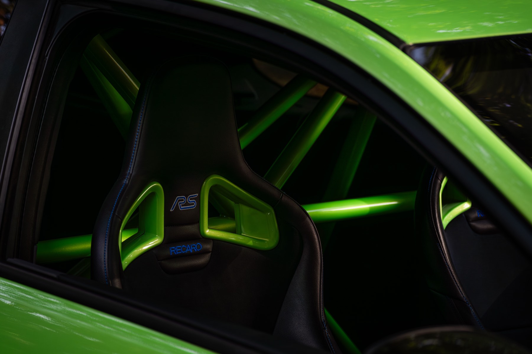 Innenraum des grünen Ford Focus RS mit Überrollkäfig und Schalensitzen