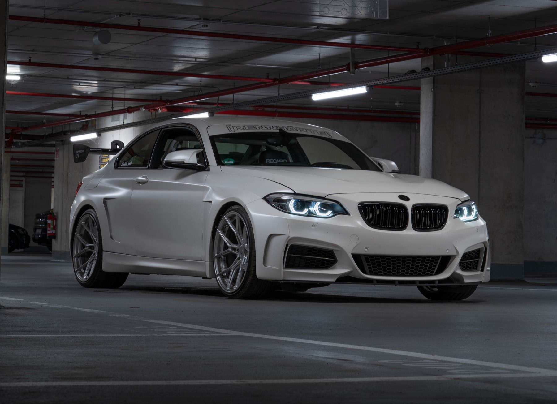 Weißer BMW M240i Manhart in einer Tiefgarage