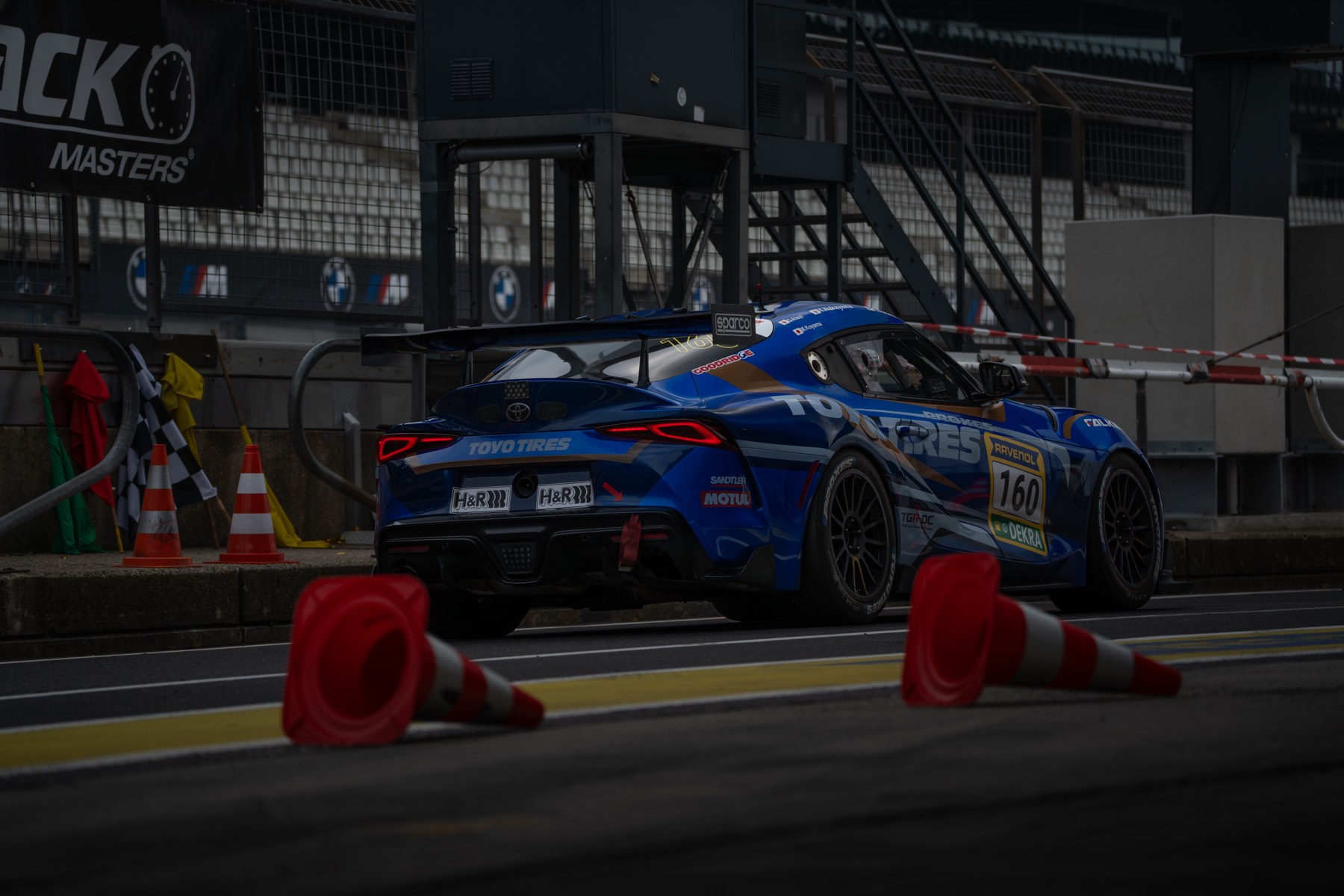 Blauer Toyota Supra Rennwagen auf der Rennstrecke